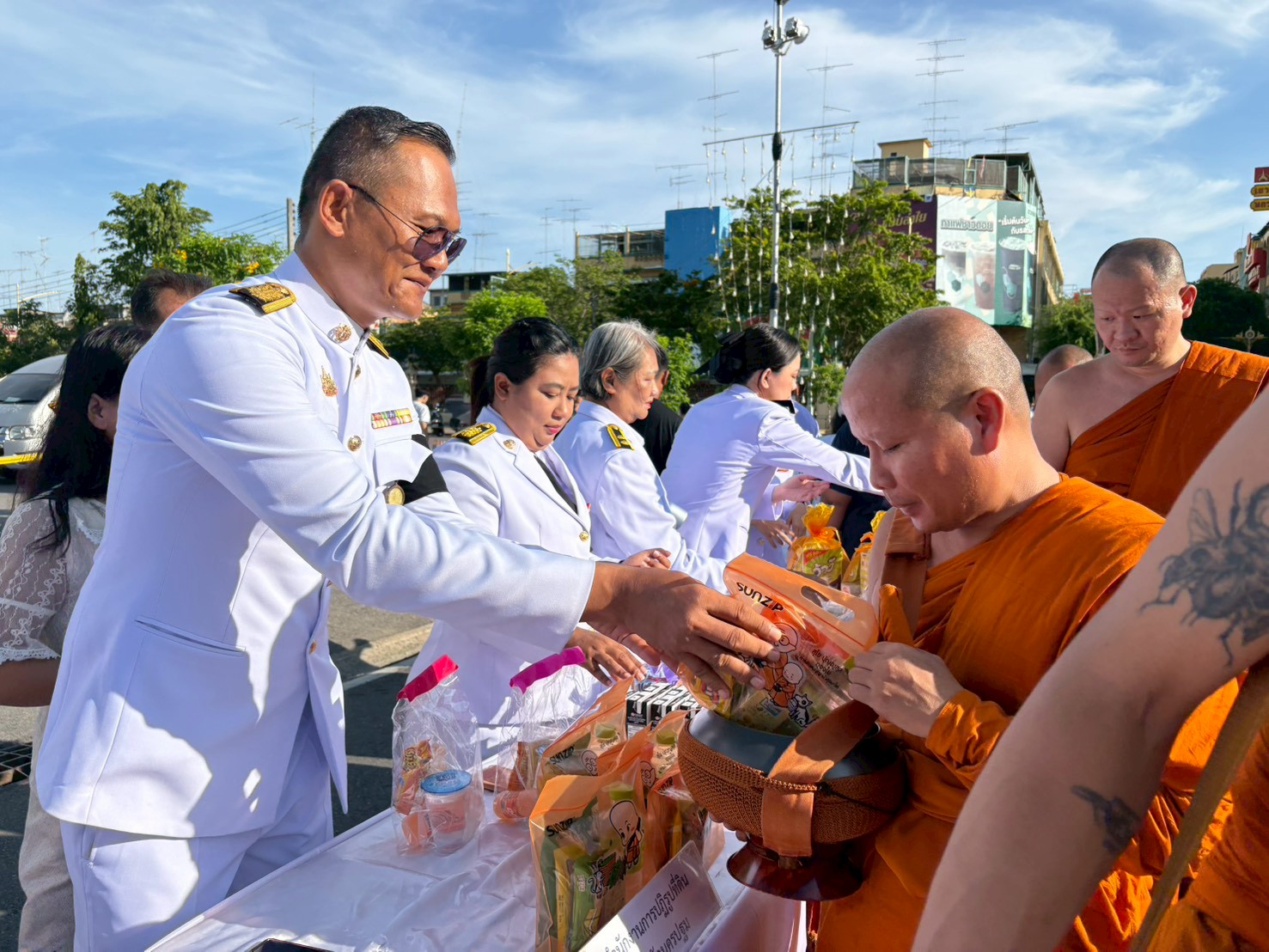 title - ส.ป.ก.นครปฐม เข้าร่วมพิธีเจริญพระพุทธมนต์ และทำบุญตักบาตร ถวายพระราชกุศลแด่ สมเด็จพระนางเจ้าฯ พระบรมราชินี เนื่องในโอกาสพระราชพิธีมหามงคลเฉลิมพระชนมพรรษา 4 รอบ 3 มิถุนายน 2569
